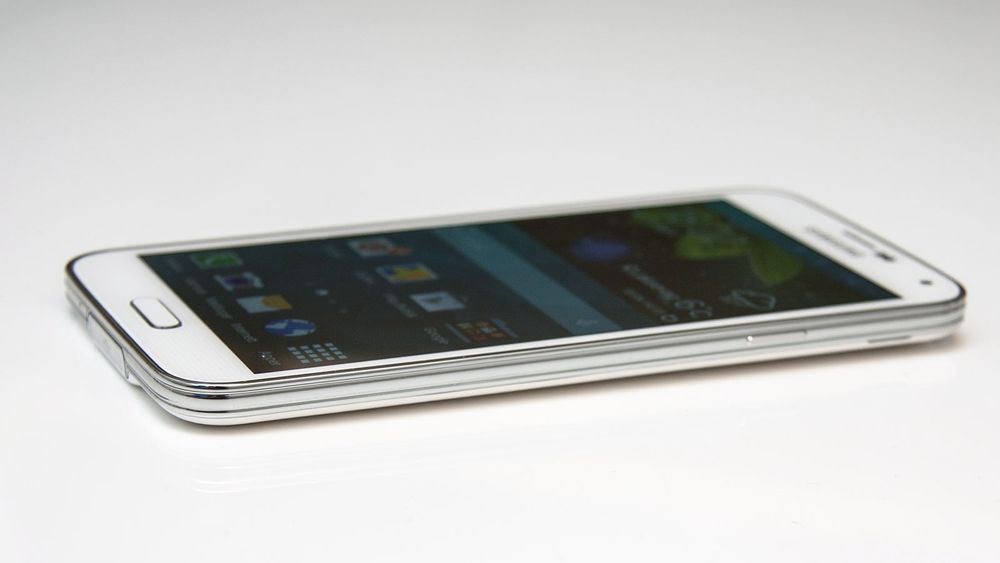 Telefonen er ikke spesielt tjukk, men den er lengre enn Galaxy S4. 