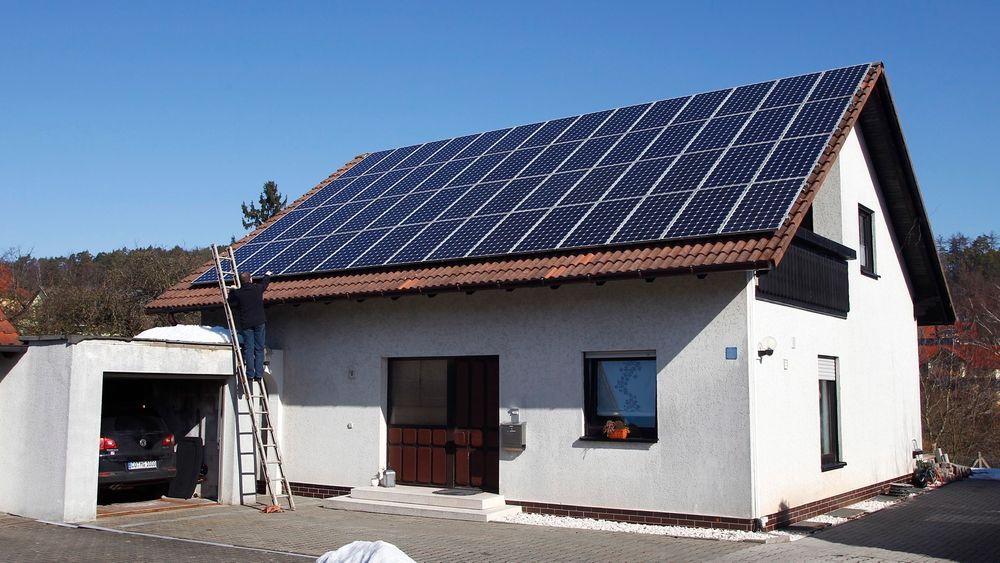 Et bolighus med solceller på taket i Coburg i den tyske delstaten Bayern. 
