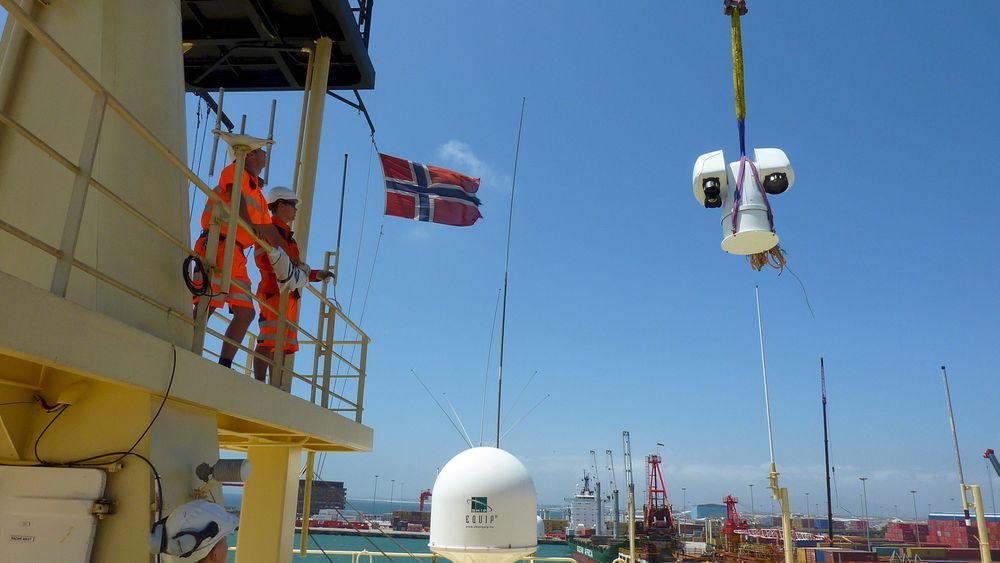 Installasjon: En Aptomar-sensor heises om bord for installasjon på et skip. Selskapet har utviklet avanserte sensorer som kan måle tykkelsen på oljeflak og observere objekter i sjøen i mørke og i dårlig sikt. 