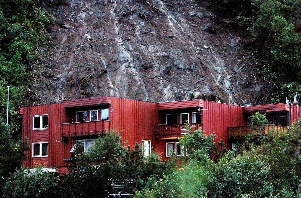 Hatlestad-raset var et skred av gjørme og sten som fant sted natt til den 14. september 2005 i Fana bydel i Bergen. Skredet ble utløst av store nedbørsmengder. Tre personer omkom og syv ble såret, da skredet traff fem rekkehus klokken halv ett om natten.