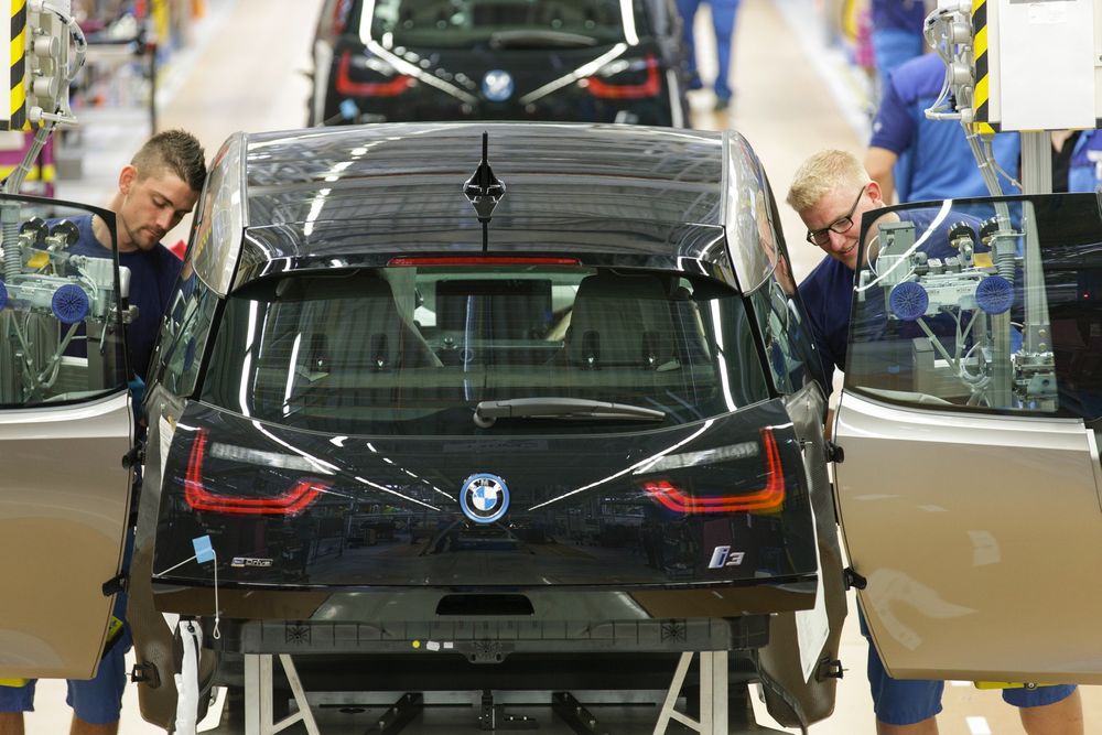 Her skrus en BMW i3 sammen på Leipzig-fabrikken. Flittige ingeniører har for lengst gjort den motsatte jobben og tjent gode penger på det.