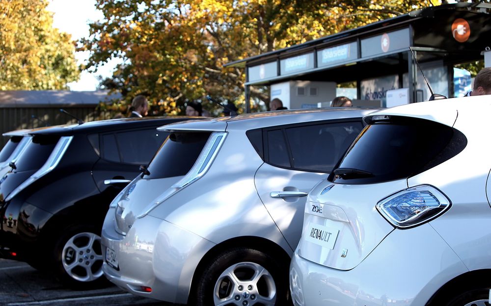 Elbilinfrastrukturen er i ferd med å bygges ut nogen lunde i takt med elbilsalget. Her er Ishavskraft hurtigladestasjon i Vestby som ble åpnet i forrige uke, med Nissan Leaf og konsernkusinen Renault Zoe først ved "pumpene".