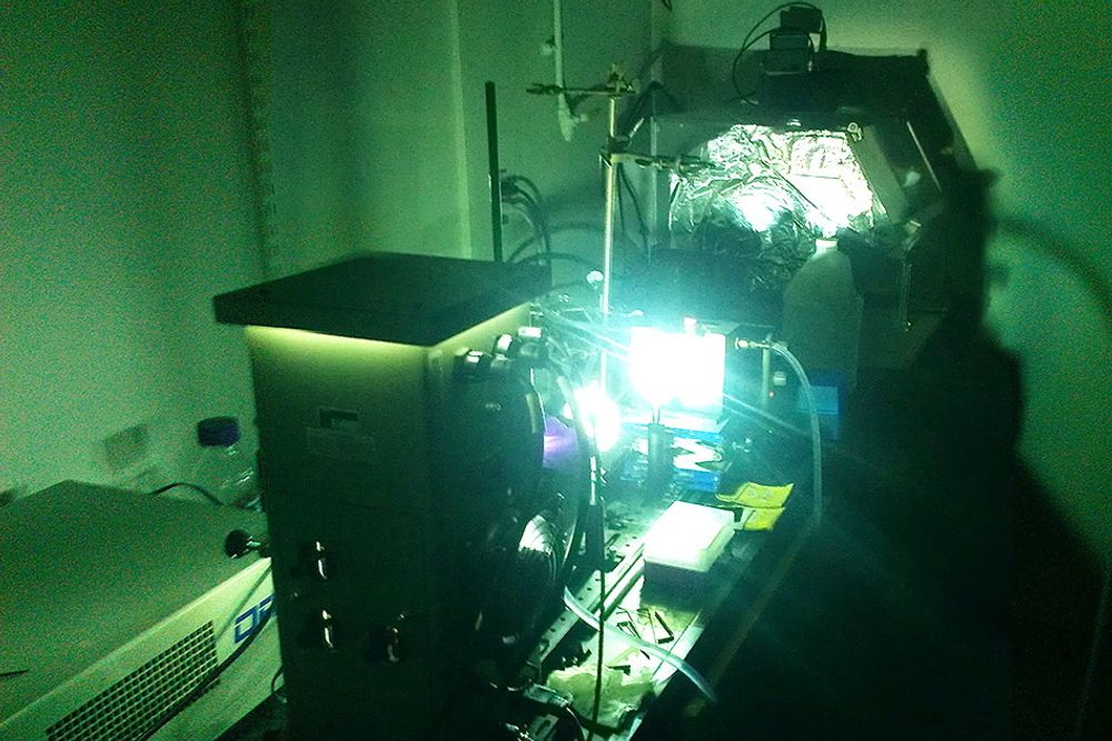 En kraftig buelampe har blitt brukt til å simulere sollys på ulike molekyler hos Massachusetts Institute of Technology.