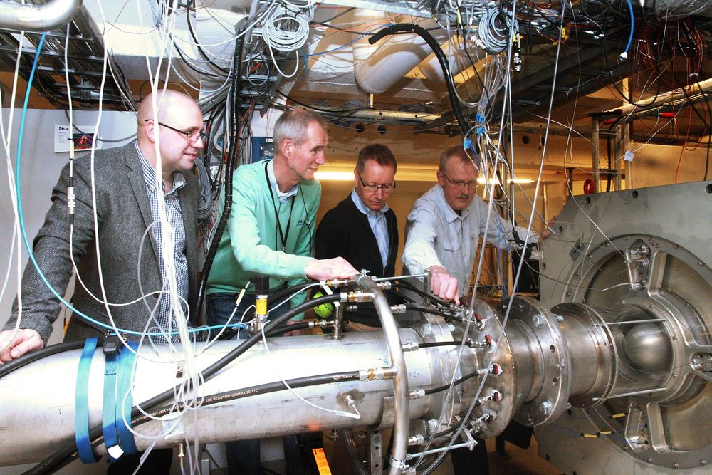Testsjefer: Richard Markeson (Gassco), Morten Løes (Statoil), Harald Fretheim (ABB) og professor Lars E. Bakken (NTNU) ser hvordan gassdråpene endre seg fra innløp til utløpsside.