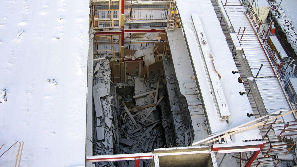 Sintef-forsker Hans Stemland vil fjerne regelen om at man kan utføre arbeid på en byggeplass hvis det er to frie etasjer opp til dit monteringen av nye elementer foregår. Her fra Biohuset i Hamar, hvor 18 hulldekkelementer raste sammen i 2007.
