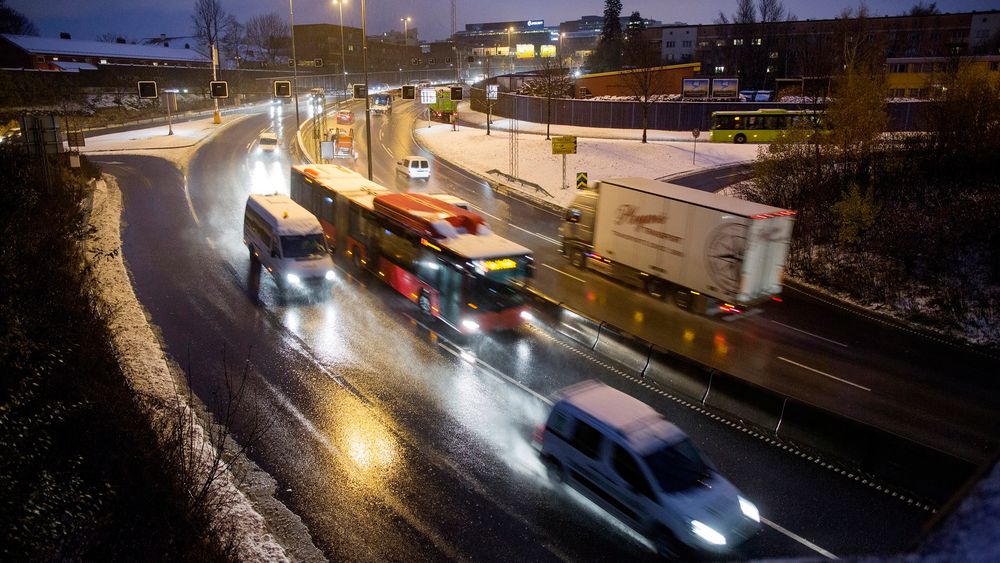 Danske forskere jobber med å utvikle en asfalt som tar opp vann etter store regnskurer og transporterer den vekk fra veibanen. 