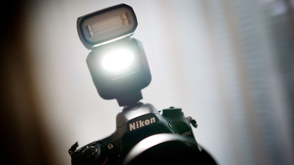 Nikon D750: Den nye blitzen SB-500 har innebygget videolys. Foto: Eirik Helland Urke