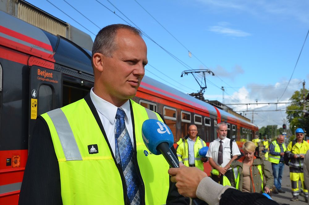 Ketil Solvik-Olsen ønsker å se på om kollektivtransport kan bli gratis tidlig om morgenen for å få spredd de reisende utover et større tidsrom. 