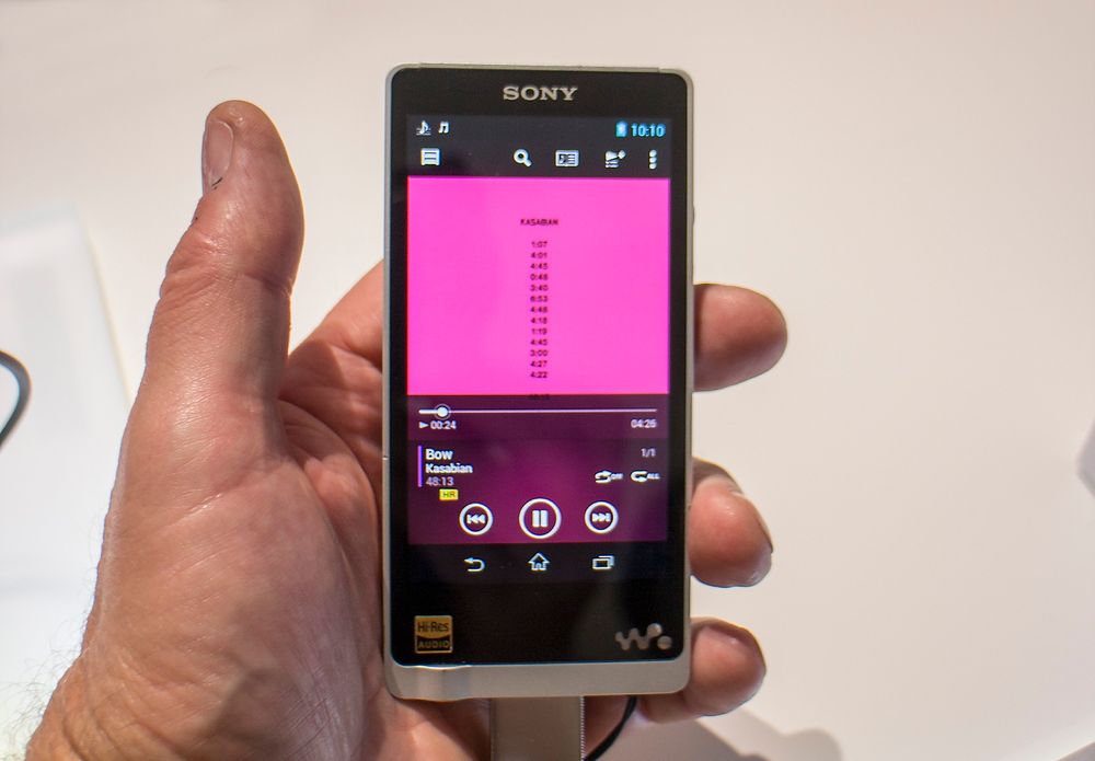 Den nye Walkman-en til Sony skal utfordre mobiltelefonen på lydsiden. Selv om selskapets mobildivisjon har lansert nye telefoner og nettbrett som håndterer Hi-Res Audio er nok denne NWZ-ZX1 noen hakk bedre. Den er utstyrt med Android operativsystem og en mye mer sofistikert forsterker og digital til analogkonvertering enn det som får plass i telefoner. Men så koster den også 799 euro.