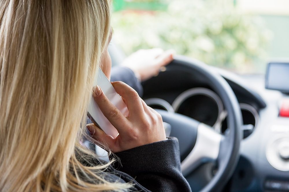 Undersøkelser viser at lesing og skriving av tekstmeldinger gir økt risiko for ulykker uansett hvor lenge man ser bort fra veien.  