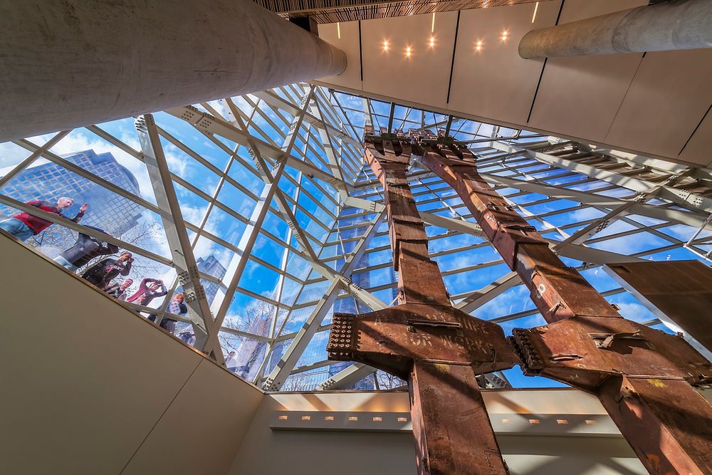 Snøhetta har tegnet et av World Trade Center tårnene. Bygningsdetaljer fra originale World Trade Center i USA er flyttet inn September Eleventh Memorial Museum. 