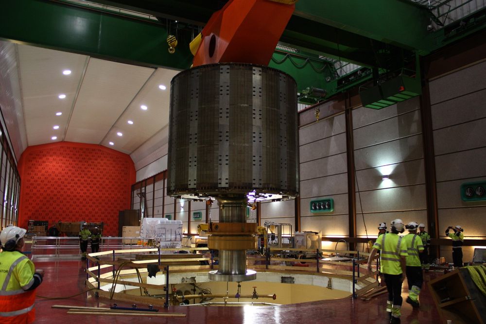 Begge kranene i maskinsalen i Sima kraftverk måtte tas i bruk for å løfte denne rotoren.