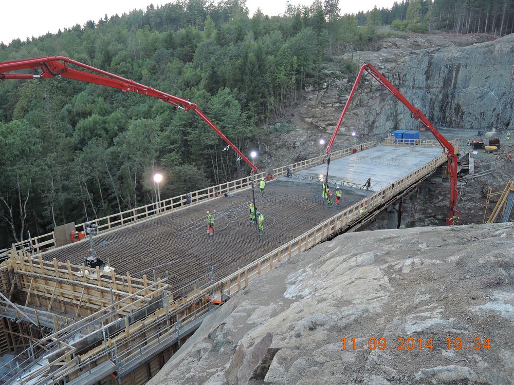 Det tok 23 timer å støpe brudekket på Gunnarsrød bru.