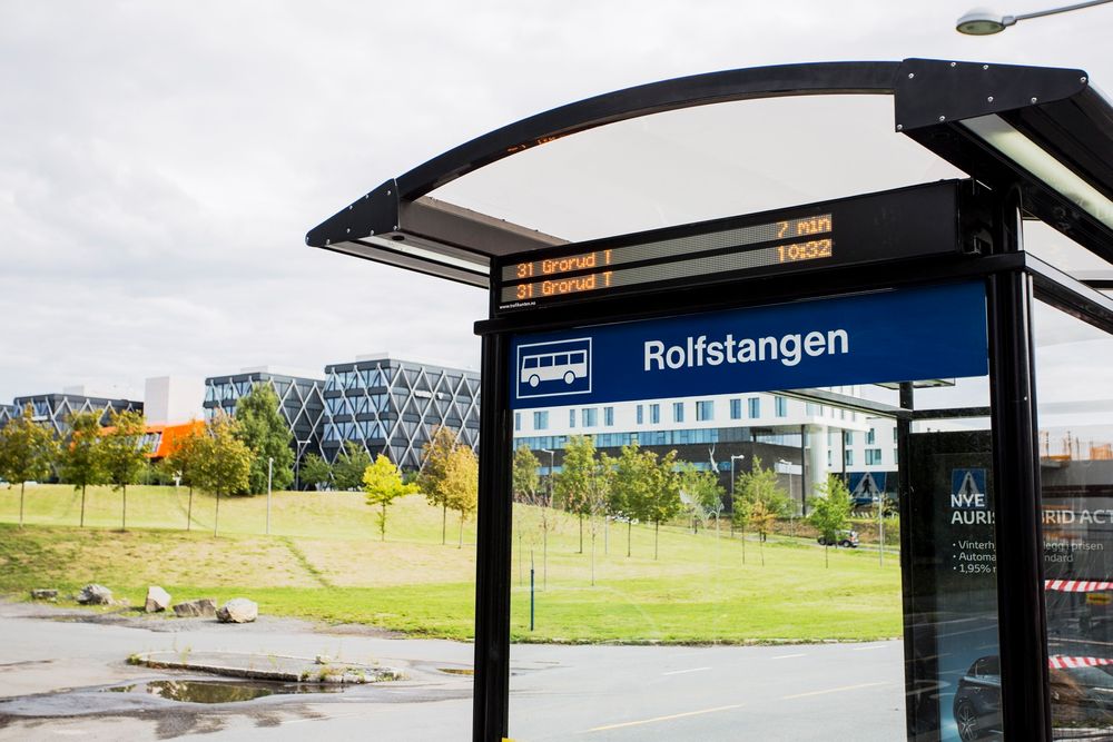Kapasiteten på bussene til og fra Fornebu er sprengt.