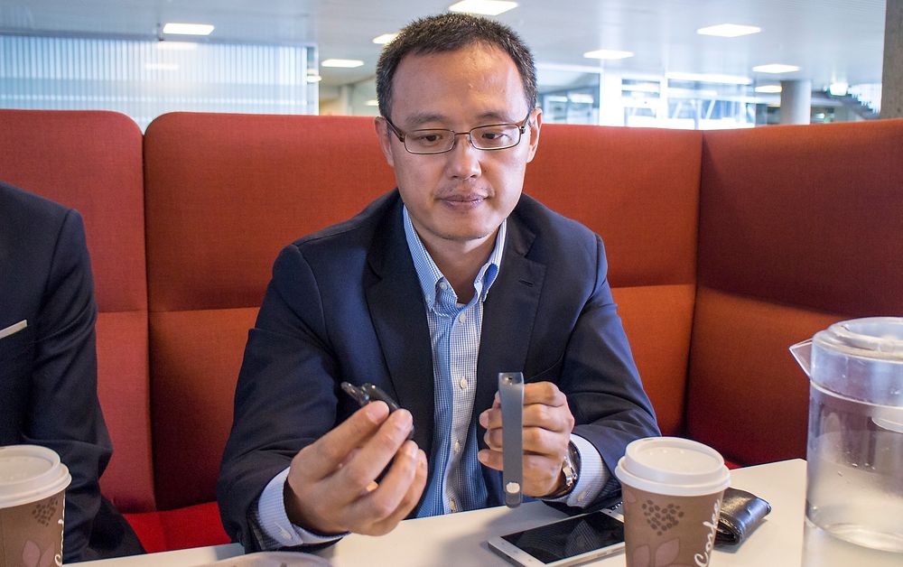 Terminalsjef:  Huaweis nordeuropeiske sjef for terminaler, Yanmin Wang viser frem  fitnessarmbåndet selskapet kommer med. Han lover et vell av innovative produkter som kan konkurrere med Apple og Samsung uten at det skal tømme lommeboka til kundene.  