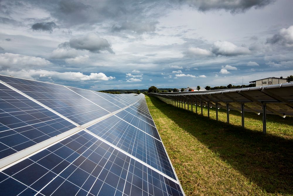Artikkelforfatter Øyvind Nielsen mener produksjon av nær CO2-frie solcellematerialer ved hjelp av vannkraft er noe vi burde drive med i storskala i Norge både om 10 og 50 år. Her fra et solkraftverk i Tyskland. Foto: Håkon Jacobsen