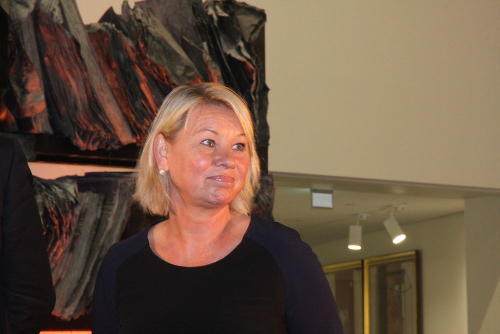 Næringsminister Monica Mæland drar til Oma i Hardangerfjorden for å døpe "Ampere" 23. oktober. 