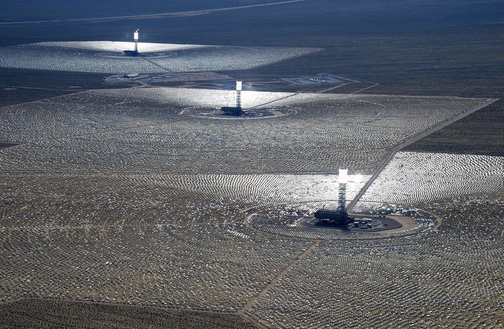 En øy av speil i ørkenen: The Ivanpah Solar Electric Generating System er omtalt som det største termiske solkraftverket i verden, og bruker over 300.000 datastyrte speil for å fokusere sollys til såkalte kokere på toppen av tre soltårn.