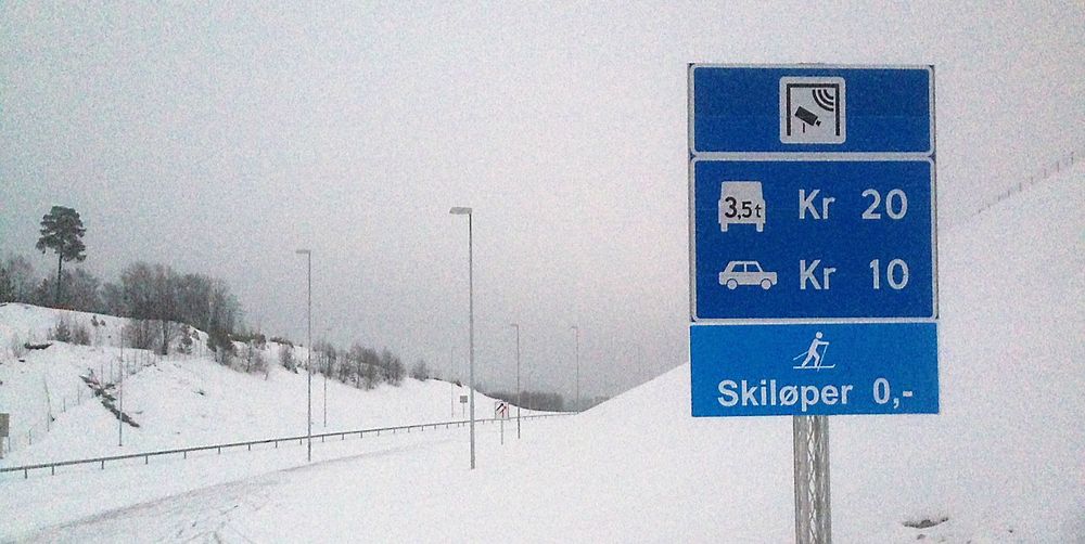 Lokalt har det blitt mye galgenhumor etter at åpningen av veien ble utsatt, med blant annet dette nye skiltet. Billig for skiløperne, litt dyrere for bilistene.  