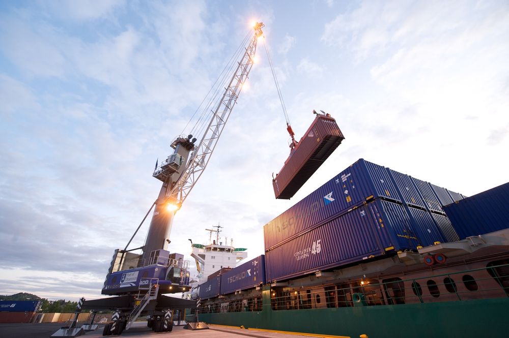 LØFTER MER: Den nye mobile containerkranen på Drammen Havn skal bygges i Tyskland og har en løftekapasitet på 140 tonn. Det er 40 tonn mer enn dagens kran og lover godt for subseaindustrien på Østlandet, som ofte bestiller varer som er tyngre enn andre varer. 