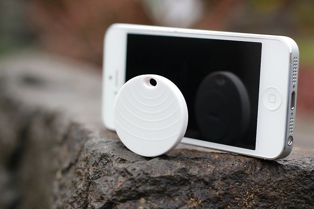 Pebblebee holder kontakten med mobilen din via Bluetooth. Batteriet skal kunne vare i inntil tre år. 