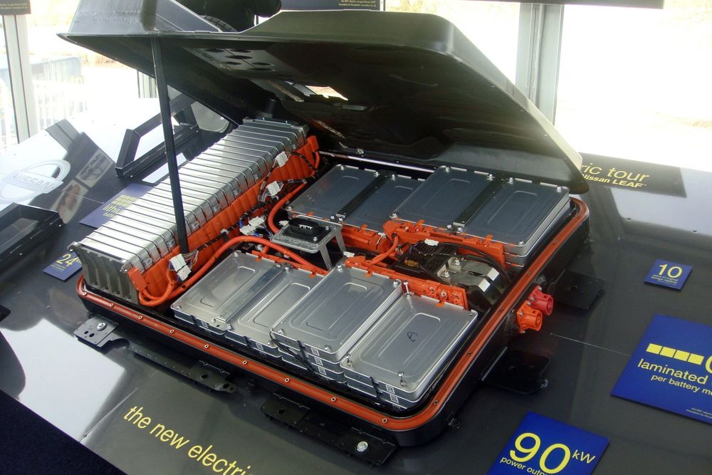 Prisene på elbilbatterier har falt kraftig de siste syv årene. Her battericellene i en Nissan Leaf. 