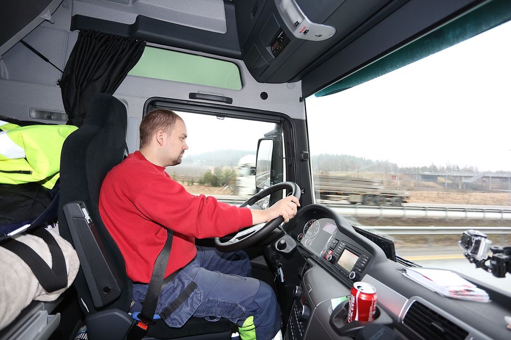 Sårbart: Sjåfør Jan Georg Lauvaasen i Vermelid Transport kjører Oslofjordtunnelen opptil flere ganger i uka og er en av dem som vet hvor sårbart transportsystemet over fjorden er. En ulykke andre steder i transportsystemet rundt Oslofjorden, eller en motorstopp i bunn av tunnelen, gjør at køene raskt hoper seg opp på riksvei 23. 