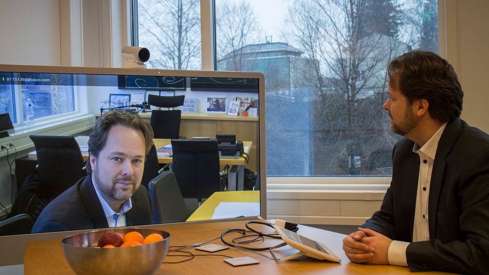 Fornyer produktlinjen: Sjefen for endepunktsdivisjonen i Cisco, Snorre Kjesbu har en av de nye videomøteenhetene på kontoret sitt på Lysaker. Allle de nye produktene lanseres på en konferanse i Florida i dag.  