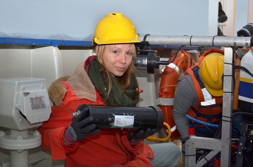 Slik ser et hyperspektralt undervannskamera ut. Ingrid Myrnes Hansen er i ferd med å montere kameraet på en ROV.