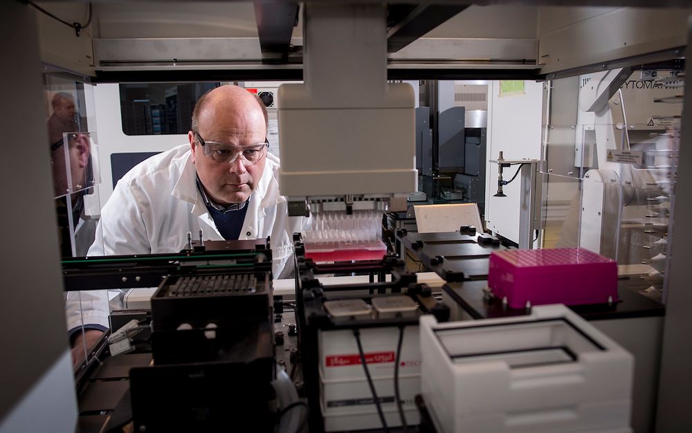 I dette screening-laboratoriet kan SINTEF-forsker Geir Klinkenberg se i hvilken grad de nye stoffene som framkommer i det norsk-danske prosjektet er i stand til å drepe resistente bakterier. 