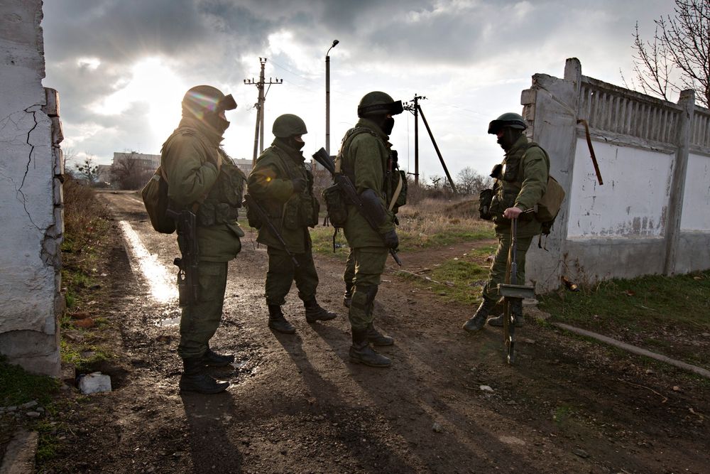 Maskerte russiske soldater holder vakt rundt militærbasen i Perevalnoe på Krimhalvøya. Utenfor Krim er det trolig store olje- og gassressurser som Ukraina nå kan miste kontroll over. 
