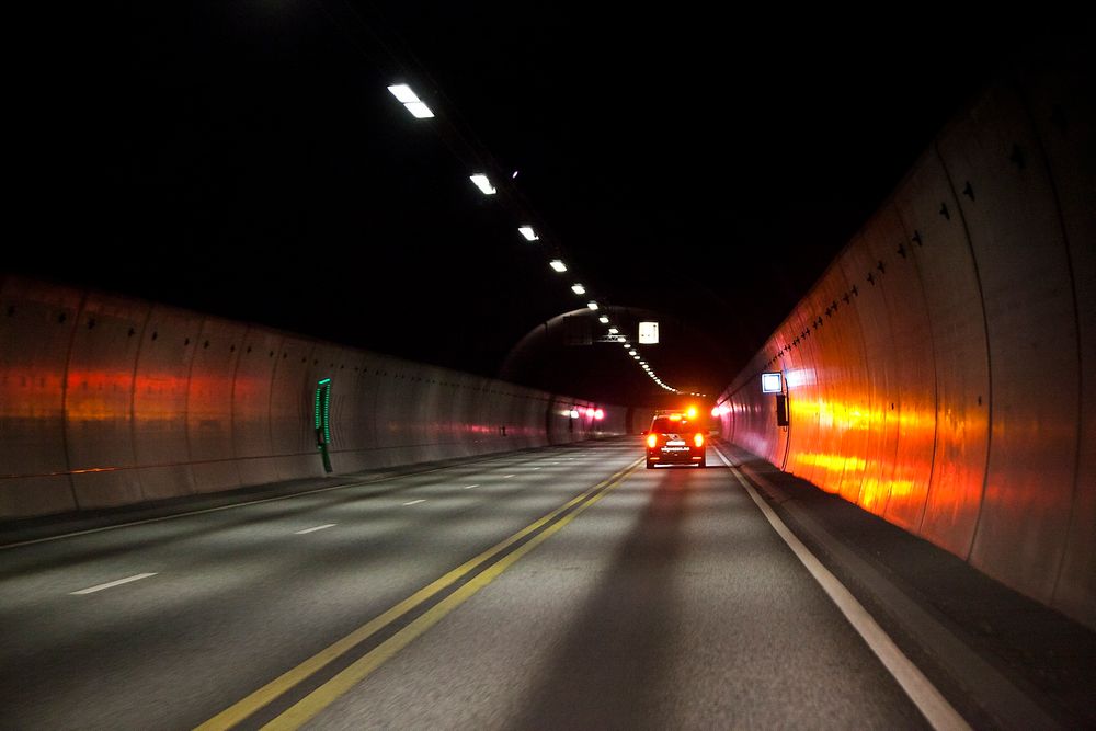 Det kan være vanskelig å venne seg til mørket i det man kjører inn i en tunnel. Ved å ha biler som automatisk skrur på baklyktene når det blir mørkt, kan man unngå en rekke farlige situasjoner, ifølge Vegdirektoratet. 