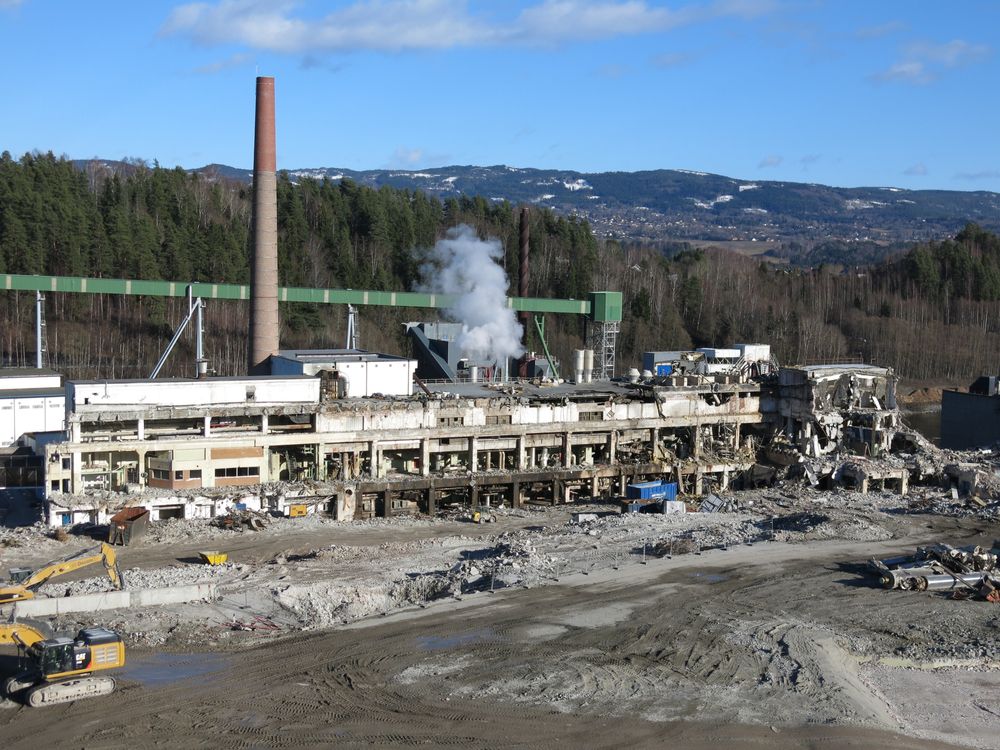 Papirfabrikken rives: Det som blir omtalt som en av norgeshistoriens største rivingsprosjekt har holdt på i over ett år rett nord for Hønefoss. Selve rivningsarbeidet startet i september. Foto: Viken Skog