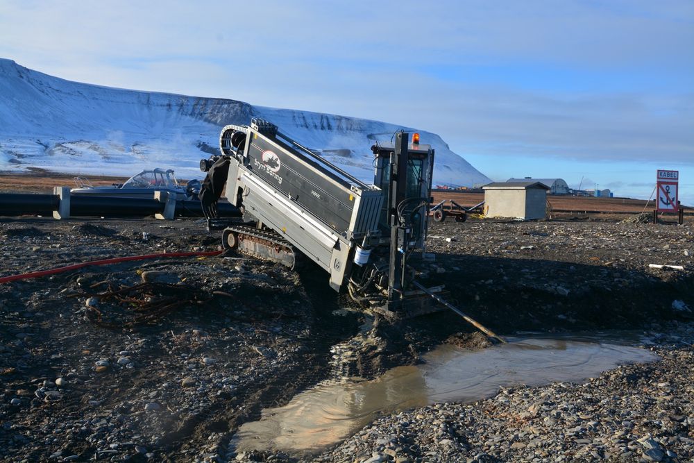Ilandføring av de nye sjøfiberkablene krevde boring fra land og ned i en bue ut på 20 meters dyp. Her er arbeidet i gang på Hotellneset ved Longyearbyen i fjor høst.