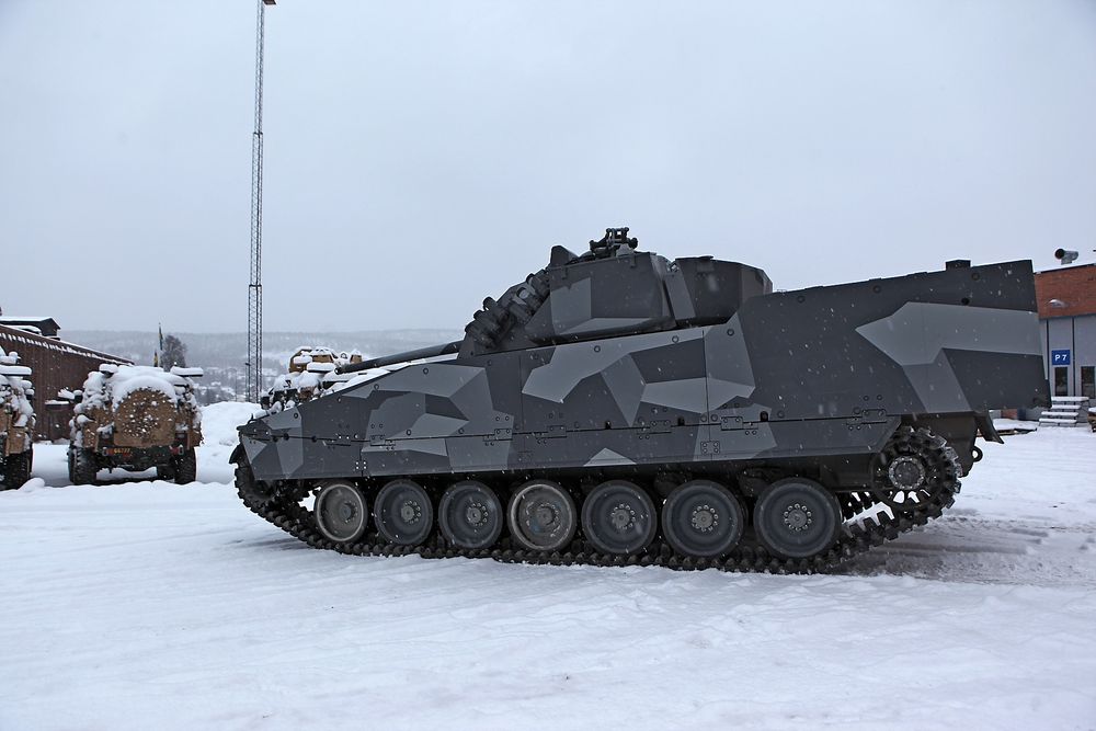 De nye CV90 stormpanservognene som Norge skal ta i bruk om halvannet år blir utstyrt med gummibelter slik som på denne testvogna hos produsenten, BAE Systems Hägglunds. 