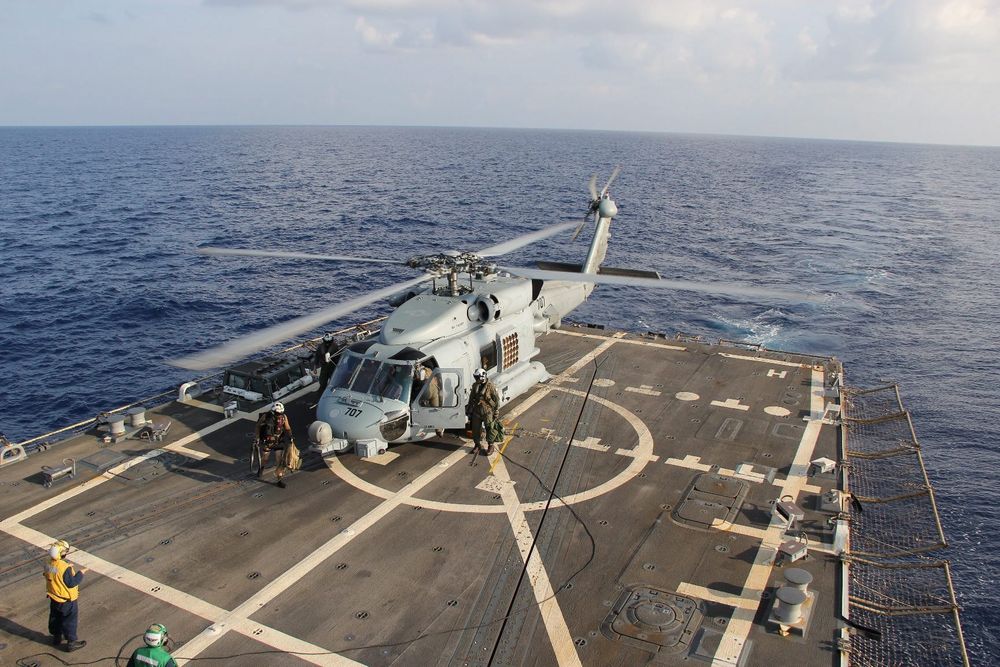 Et amerikansk MH-60R Seahawk-helikopter på dekket på destroyeren USS Pinckney. Helikopteret er ett av rundt 30 fly som deltar i søket etter MH370. 