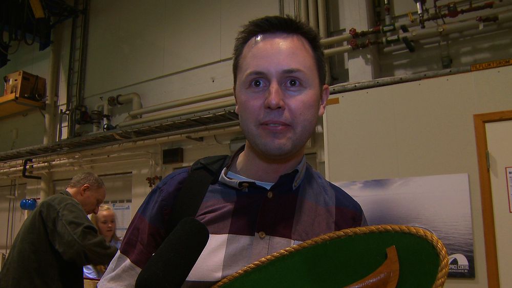 Hans Inge Holtet, teknologi- og forskningslærer ved Mailand vgs, var rørt etter seieren i Ocean Space Race. - Vi har jobbet i seks år for å vinne denne konkurransen. Jeg er veldig stolt akkurat nå, sier han. 