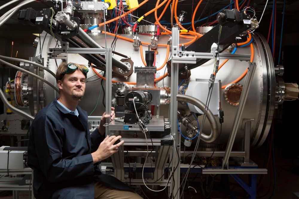 Tom McGuire står ved siden av det kompakte fusjonsreaktoreksperimentet i Skunk Works-laboratoriet i Palm Dale.