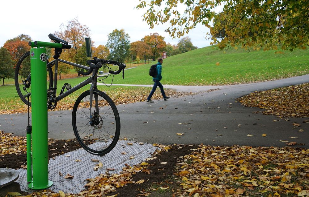 Oslo kommunes nye, permanente sykkelpleier står på Caltex-løkka i Tøyenparken.