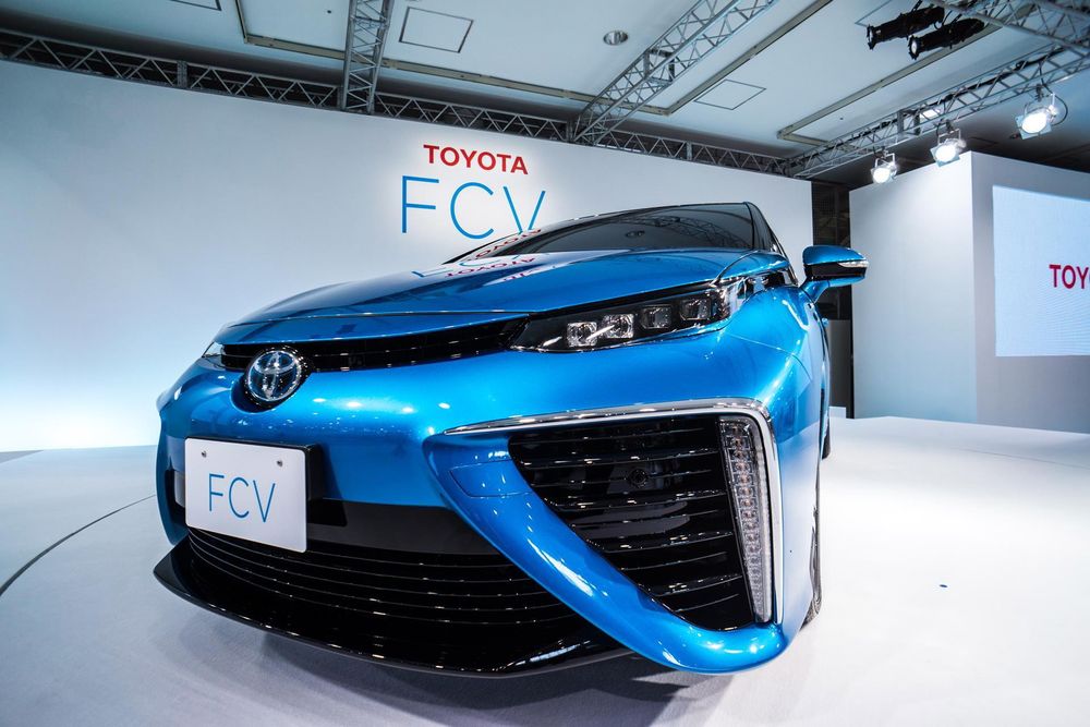 Toyotas første serieproduserte brenselcellebil (FCV) lanseres innen april 2015 i Japan og på sommeren i Danmark, Tyskland og England. Norge må vente minst til 2016. 