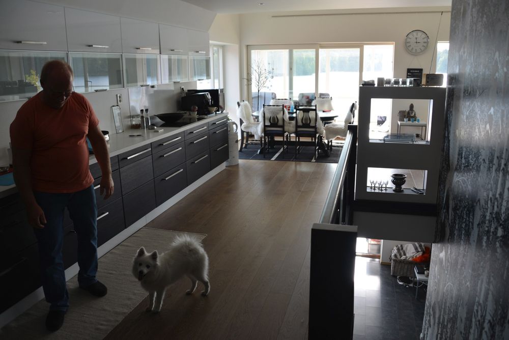 ÅPEN KJØKKENLØSNING: I kjøkkenet og spisestua har Martin og hunden Benny god plass til å trene sitt og gi labb.