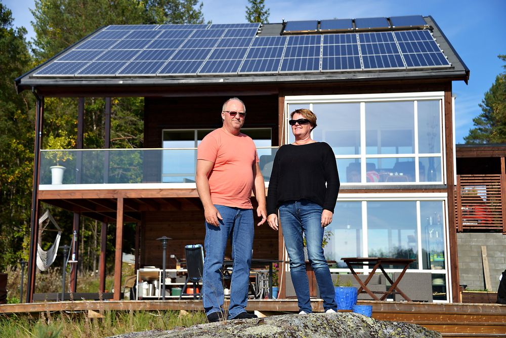 NESTEN SOLGARANTI: I solrike Froland må man tydeligvis ha både solbriller og solceller. Martin og Wenche investerte fem millioner i nullhusprosjektet.