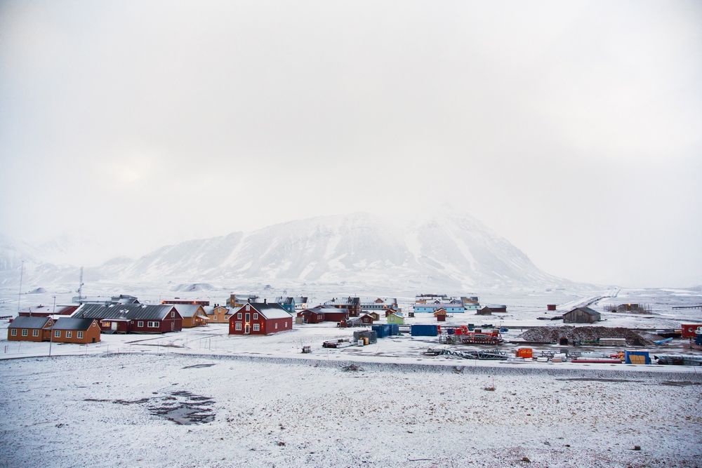 Mangfold: Ny-Ålesund har rundt 180 innbyggere på sommeren, på vinteren bare 35. Mangfoldet er imidlertid stort med rundt 20 nasjonaliteter fordelt på 11 forskningsstasjoner. Foto: Eirik Helland Urke