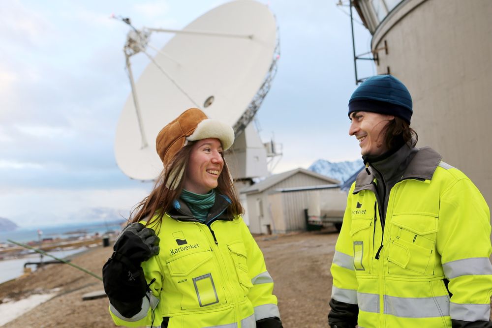 Sosialt: Australske Anita Titmarsh (27) og amerikanske Alex Burns (25) har bare vært på Svalbard i noen uker, men har allerede vært med på den faste gruppen «strikk og drikk», der de fastboende møtes for å strikke og, ja, drikke. Begge sier de er mer sosiale i Ny-Ålesund enn de er i hjemlandene sine. Foto: Peder Qvale