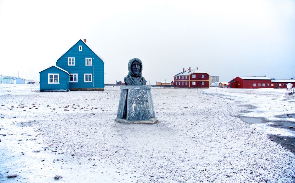 Polfarer: Roald Amundsen troner på sokkel midt i Ny-Ålesund. Foto: Eirik Helland Urke