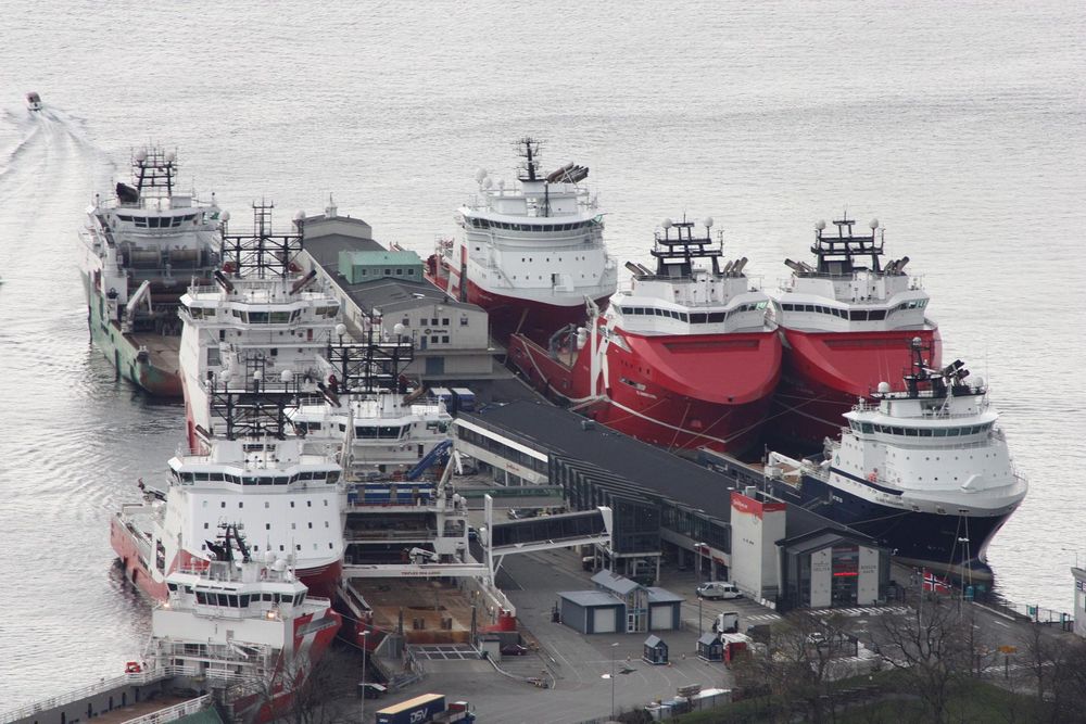 Skoltekaien: En vanlig situasjon i Bergen: Mange offshoreskip til kai. Alle bruker dieseldrevne generatorer til strømproduksjon. De bidrar til 35 % av de helseskadelige NOx-utslippene fra havna. Ett landstrømpunkt for ett skip er nå satt opp til venstre på kaia. 