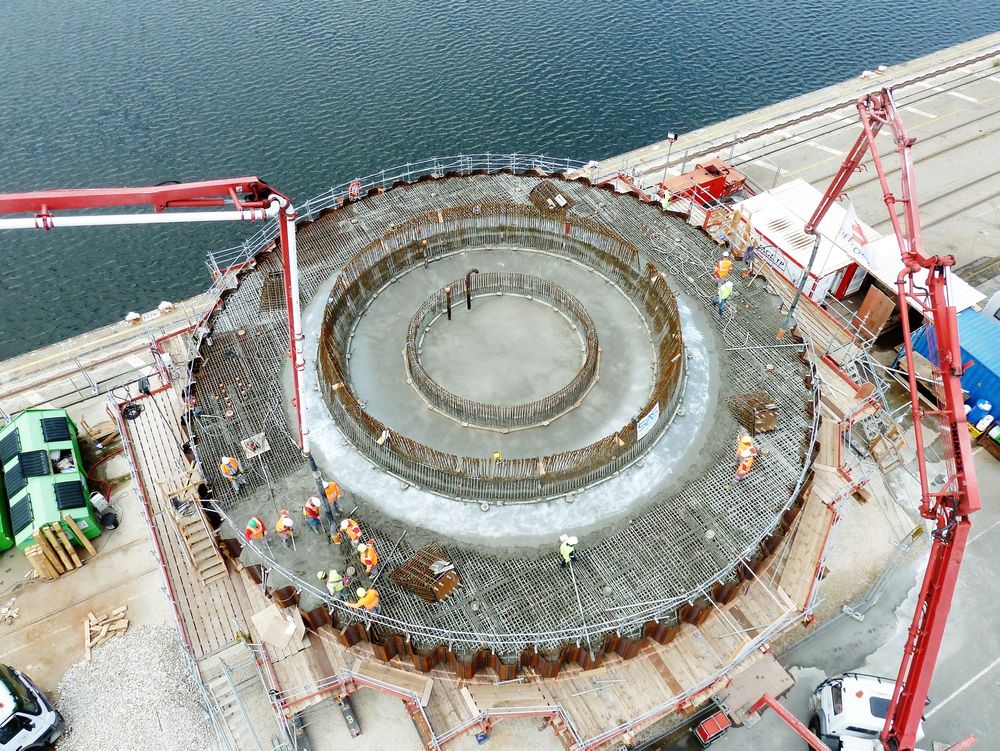 Start: Her har de startet byggingen av havvindfundamentet til norske Seatower. Platen har en diameter på litt over 23 meter, og er her mer enn en meter høy. Den ferdige konstruksjonen vil være 100 meter høy og veie 1800 tonn, inkludert meteorologi-mast og ballastvann.