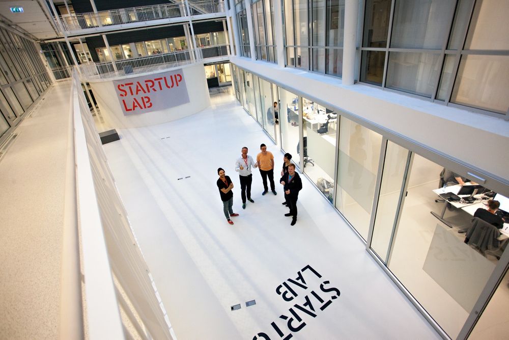 To år: Startuplab er den største inkubatoren i Norge, og feirer­ to­årsjubileum under Oslo Innovation­ Week i oktober. Fra venstre: Inkubatorsjef Kjetil Holmef­jord, Tor Bækkelund, partner­ i Founders Fund, Sebastian Almnes, Eivind Grønn og Paal Stian Aagenæs­ fra Techpear. 