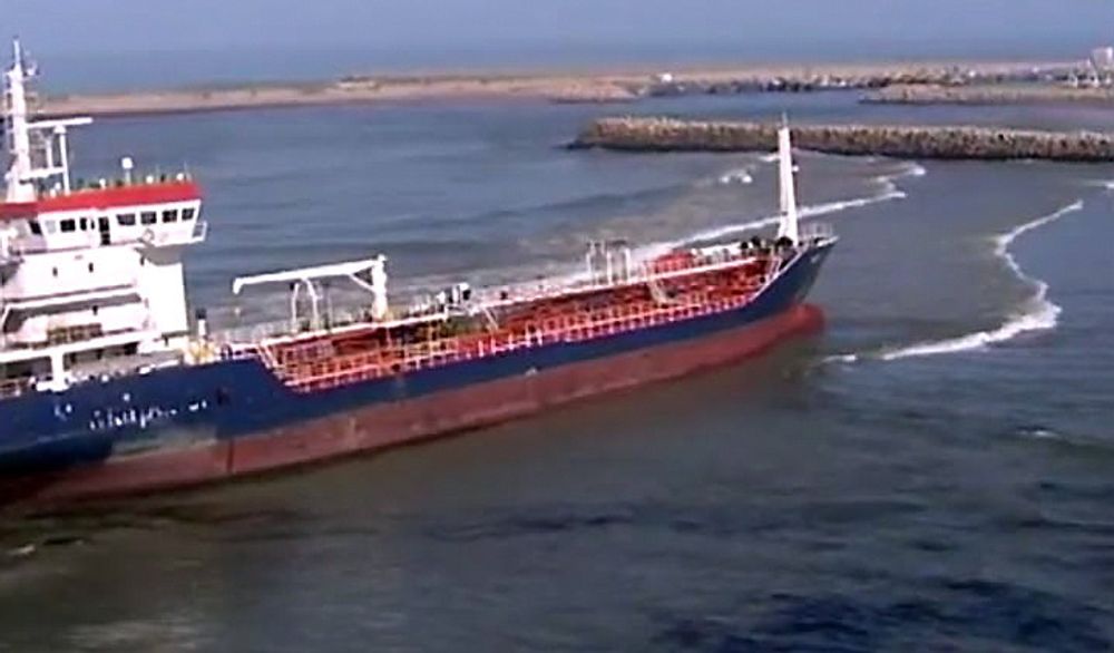 Lekk: Her står Silver (eks Mar Cristina) på grunn utenfor Marokko med 5.000 tonn olje om bord. Det ble slått hull på bunkerstank og lasttank, men forurensningen relativt liten. 