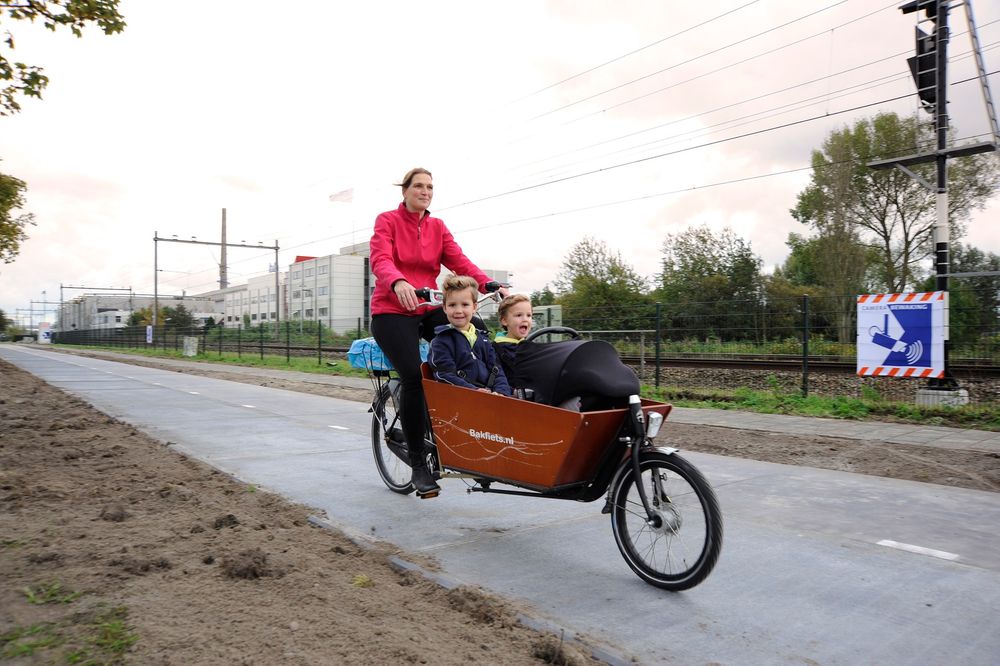  Sykkelnasjonen Nederland har fått verdens første sykkelvei som også skal produsere elektrisitet. 